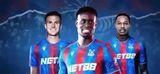 Các cầu thủ CLB Crystal Palace trong trang phục có logo Net88 tại Ngoại hạng Anh